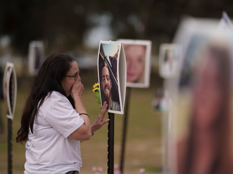 Ela Bahat berührt ein Bild ihres 30-jährigen Sohnes Dror: Am 7. Oktober wurden beim Angriff der Hamas viele Menschen getötet. Waren UN-Mitarbeiter daran beteiligt? - Foto: Leo Correa/AP/dpa