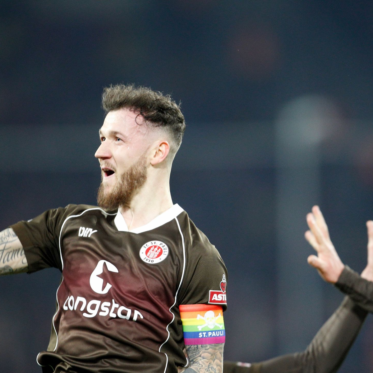 Kapitän Marcel Hartel erzielte beide Treffer für die Kiezkicker. - Foto: Roland Weihrauch/dpa