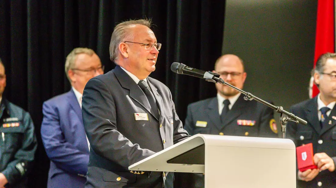Feuerwehr MTK: Neujahrsempfang der Feuerwehren in Hattersheim am Main feiert herausragende Leistungen und langjährige Dienstzeiten [Korrektur] - Bild: presseportal.de