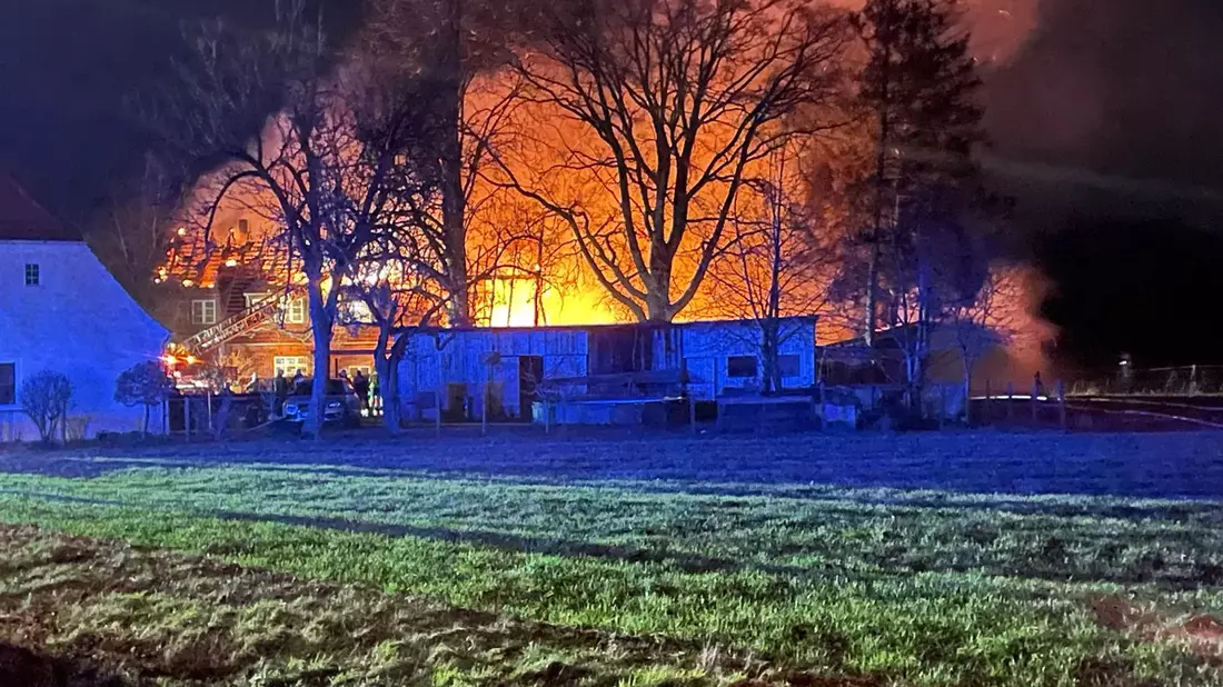 FW-ROW: Wohngebäude mit angrenzendem Stall gerät in Brand - Bild: presseportal.de