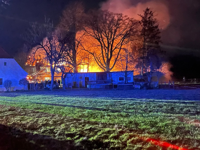 FW-ROW: Wohngebäude mit angrenzendem Stall gerät in Brand - Foto: presseportal.de