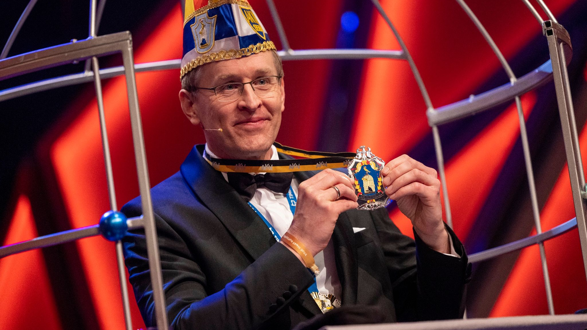 Daniel Günther (CDU) bekommt den Orden wider den tierischen Ernst. - Foto: Thomas Banneyer/dpa