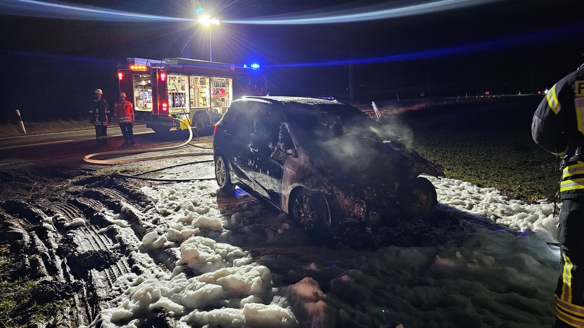 POL-HI: Pkw-Brand auf der L492 - Foto: presseportal.de