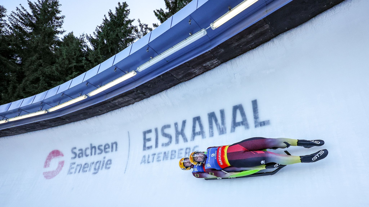 Die Rodler Moritz Jäger und Valentin Steudte aus Deutschland fahren die Bahn hinab. - Foto: Jan Woitas/dpa