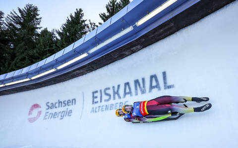 Die Rodler Moritz Jäger und Valentin Steudte aus Deutschland fahren die Bahn hinab. - Foto: Jan Woitas/dpa
