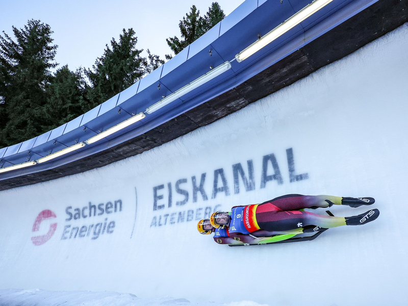 Die Rodler Moritz Jäger und Valentin Steudte aus Deutschland fahren die Bahn hinab. - Foto: Jan Woitas/dpa