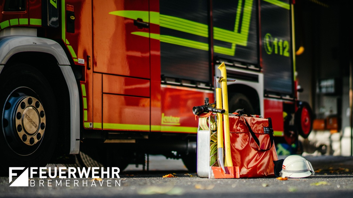 FW Bremerhaven: Drei Löschfahrzeuge der Feuerwehr Bremerhaven bekämpfen Feuer in Bremerhaven Wulsdorf - Gartenlaube in Vollbrand - Foto: presseportal.de