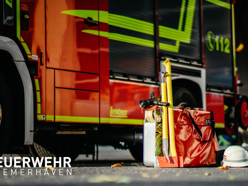 FW Bremerhaven: Drei Löschfahrzeuge der Feuerwehr Bremerhaven bekämpfen Feuer in Bremerhaven Wulsdorf - Gartenlaube in Vollbrand - Foto: presseportal.de