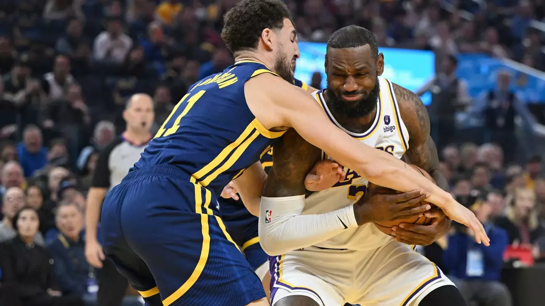 LeBron James (r) versucht sich gegen Warriors-Guard Klay Thompson durchzusetzen. - Bild: Nic Coury/FR171100 AP/dpa