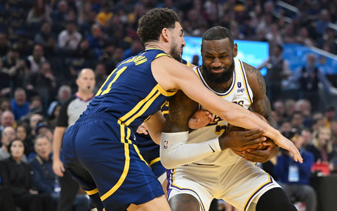 LeBron James (r) versucht sich gegen Warriors-Guard Klay Thompson durchzusetzen. - Foto: Nic Coury/FR171100 AP/dpa