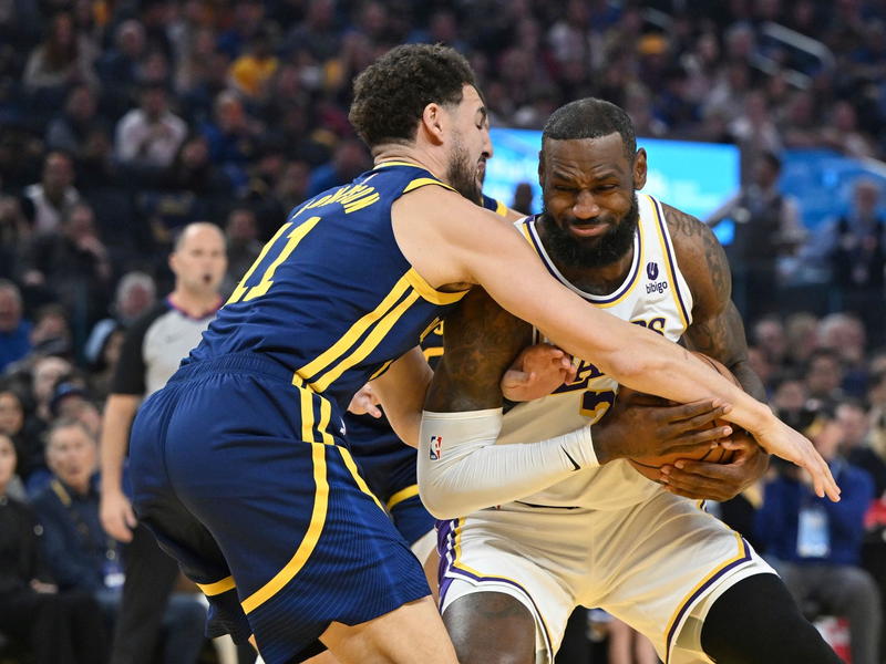 LeBron James (r) versucht sich gegen Warriors-Guard Klay Thompson durchzusetzen. - Foto: Nic Coury/FR171100 AP/dpa