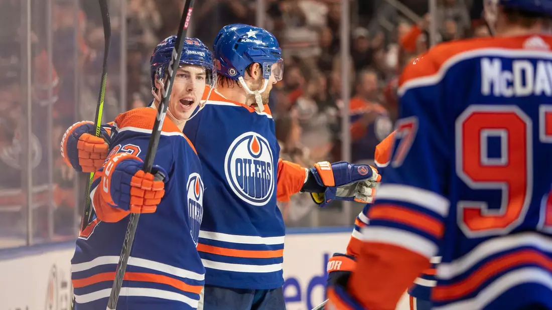 Spieler der Edmonton Oilers, Ryan Nugent-Hopkins (l-r), Leon Draisaitl und Connor McDavid feiern nach einem Tor. - Bild: Amber Bracken/The Canadian Press/AP/dpa