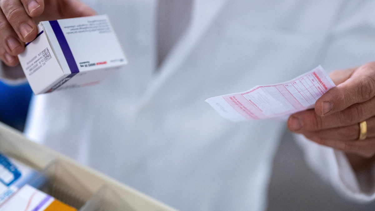 Ab Februar gibt es Erleichterungen bei der Zuzahlung von rezeptpflichtigen Medikamenten. - Foto: Monika Skolimowska/dpa
