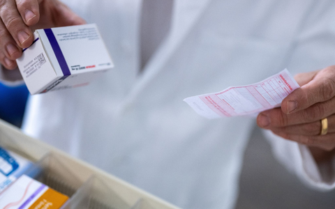 Ab Februar gibt es Erleichterungen bei der Zuzahlung von rezeptpflichtigen Medikamenten. - Foto: Monika Skolimowska/dpa