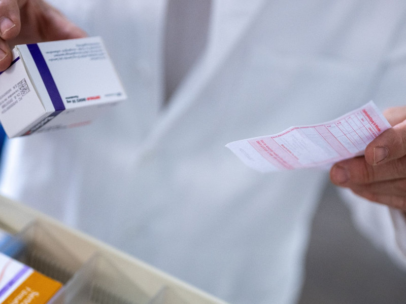Ab Februar gibt es Erleichterungen bei der Zuzahlung von rezeptpflichtigen Medikamenten. - Foto: Monika Skolimowska/dpa