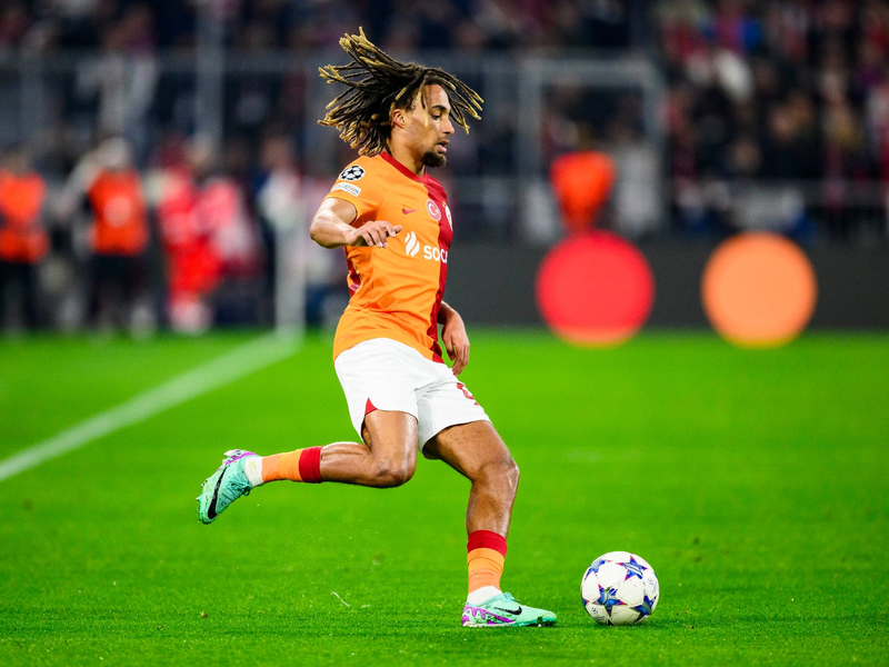 Der Franzose Sacha Boey hat beim FC Bayern bis zum Sommer 2028 unterschrieben. - Foto: Tom Weller/dpa