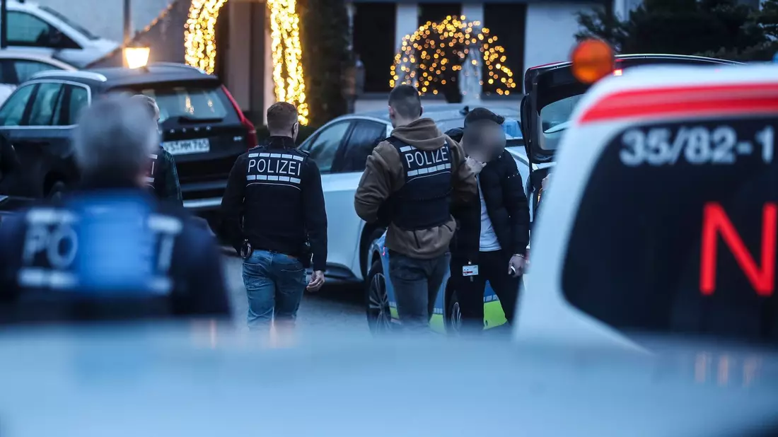 In einem Einfamilienhaus in Baden-Württemberg sind Mutter, Vater und ihr 32-jähriger Sohn tot aufgefunden worden. - Bild: Marc Eich/dpa