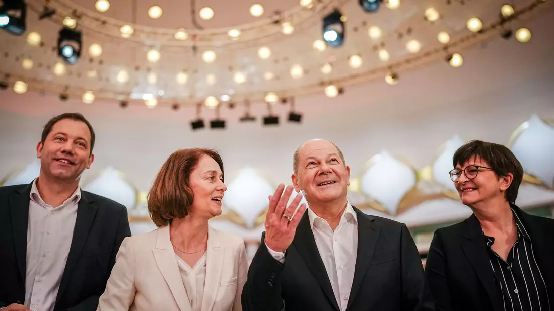 Lars Klingbeil (l-r), SPD-Bundesvorsitzender, Katarina Barley (SPD), Mitglied des Europäischen Parlaments, Bundeskanzler Olaf Scholz (SPD) und Saskia Esken, SPD-Bundesvorsitzende. - Bild: Kay Nietfeld/dpa