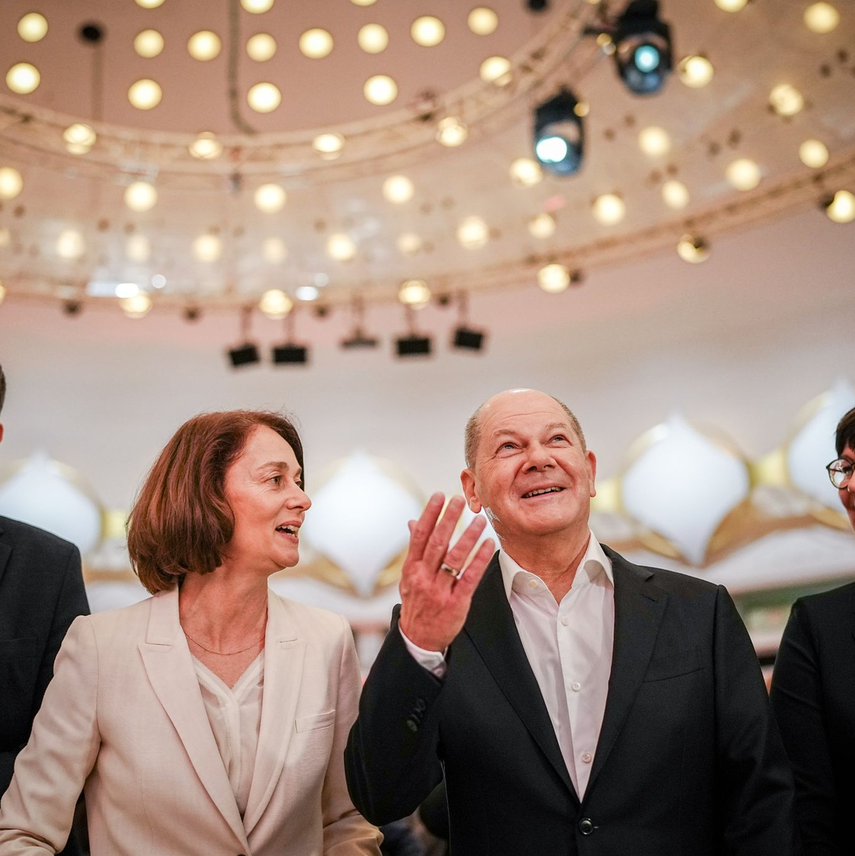 Lars Klingbeil (l-r), SPD-Bundesvorsitzender, Katarina Barley (SPD), Mitglied des Europäischen Parlaments, Bundeskanzler Olaf Scholz (SPD) und Saskia Esken, SPD-Bundesvorsitzende. - Foto: Kay Nietfeld/dpa