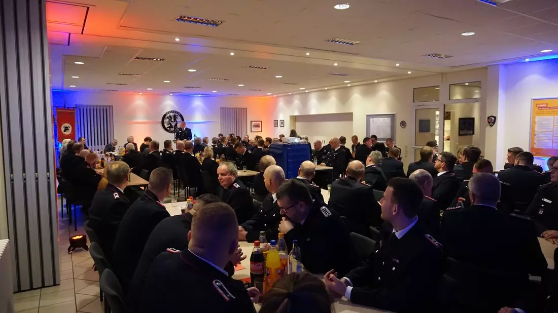 FW Norderstedt: Jahreshauptversammlung der Freiwilligen Feuerwehr Garstedt - Emotionaler Höhepunkt zum Schluss - Bild: presseportal.de