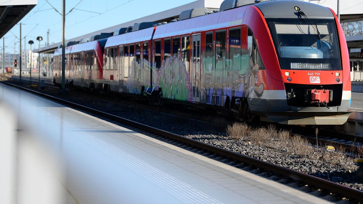 Ab Montagmorgen rollt es wieder bei der Bahn - der Streik endet vorzeitig. - Foto: Swen Pförtner/dpa