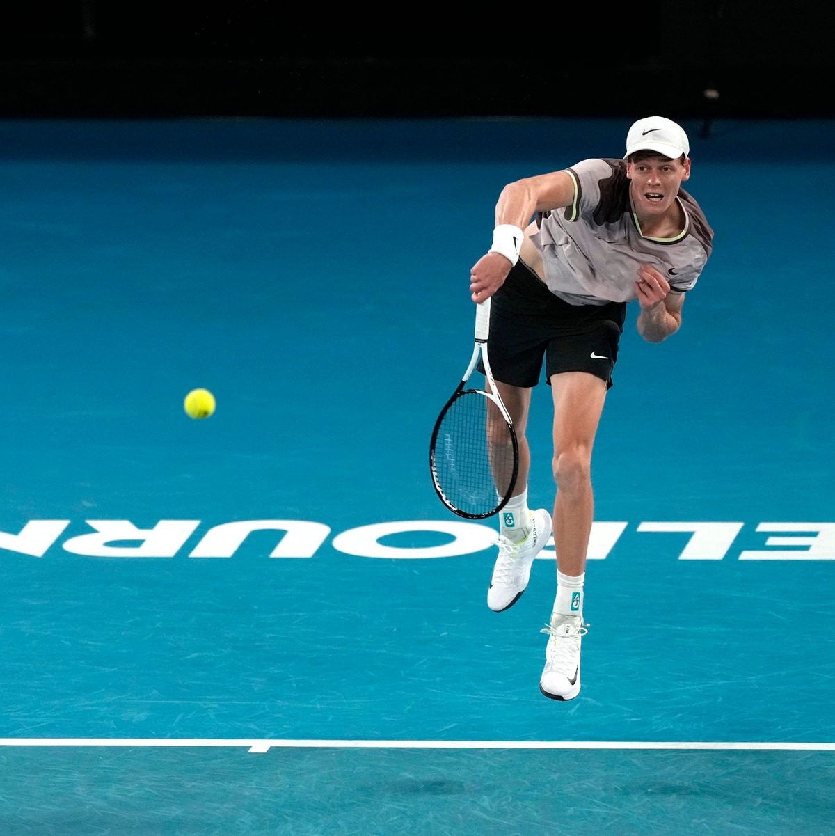 Jannik Sinner hat das Finale der Australian Open gewonnen. - Foto: Alessandra Tarantino/AP/dpa