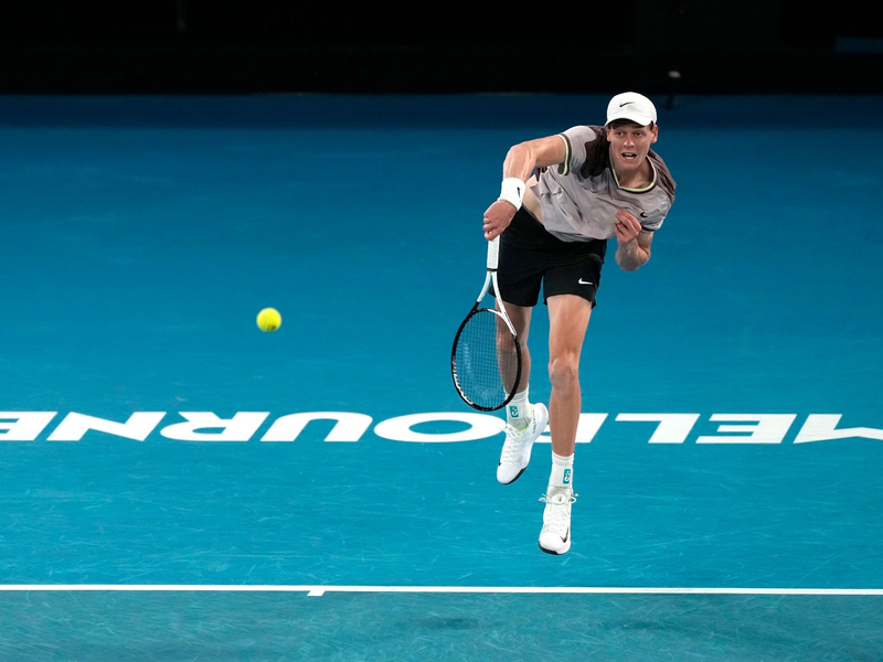Jannik Sinner hat das Finale der Australian Open gewonnen. - Foto: Alessandra Tarantino/AP/dpa