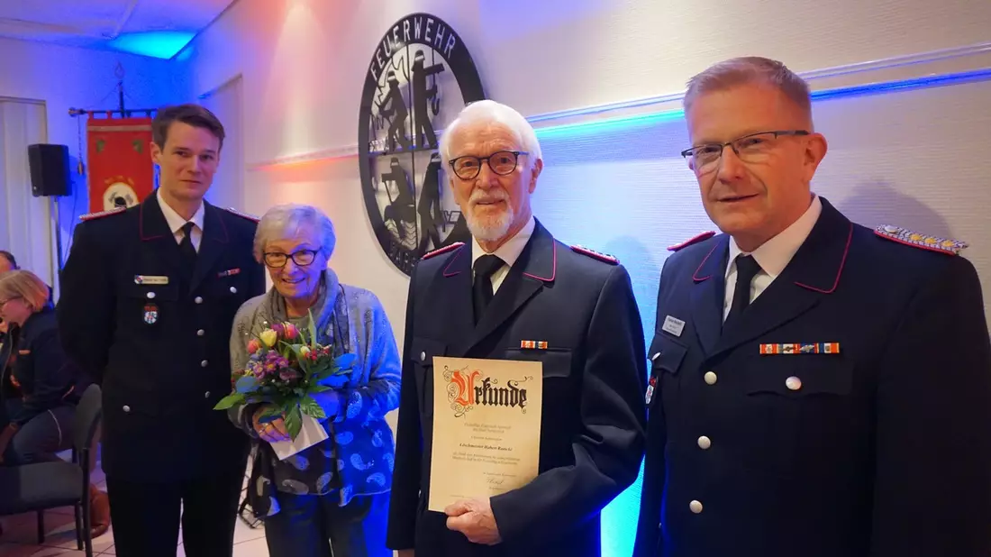 FW Norderstedt: Jahreshauptversammlung der Freiwilligen Feuerwehr Garstedt - Emotionaler Höhepunkt zum Schluss (Korrektur) - Bild: presseportal.de