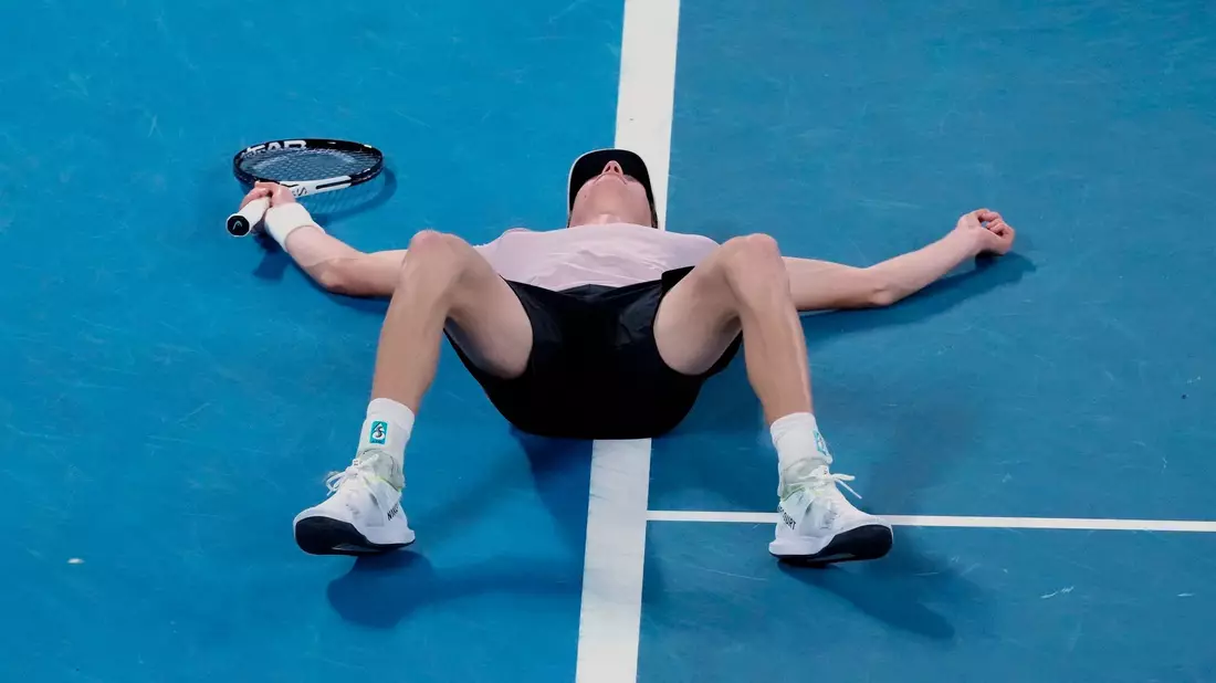 Jannik Sinner lässt sich nach seinem Triumph bei den Australian Open auf den Platz fallen. - Bild: Mark Baker/AP/dpa