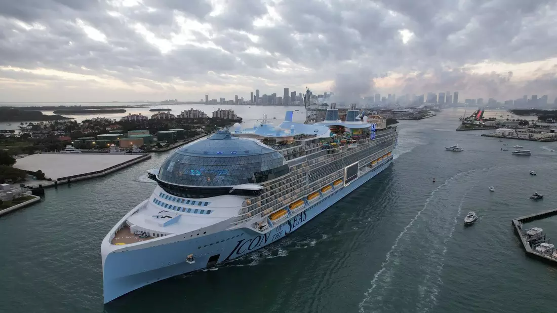 Die Icon of the Seas, das größte Kreuzfahrtschiff der Welt, verlässt den Hafen von Miami zu seiner ersten öffentlichen Kreuzfahrt, vorbei an Fisher Island und Miami Beach. - Bild: Rebecca Blackwell/AP