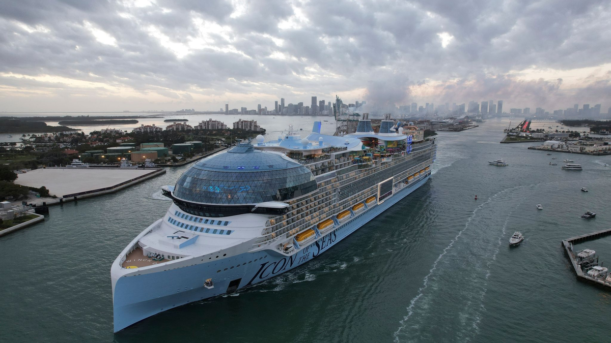 Die Icon of the Seas, das größte Kreuzfahrtschiff der Welt, verlässt den Hafen von Miami zu seiner ersten öffentlichen Kreuzfahrt, vorbei an Fisher Island und Miami Beach. - Foto: Rebecca Blackwell/AP