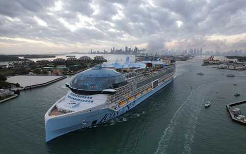 Die Icon of the Seas, das größte Kreuzfahrtschiff der Welt, verlässt den Hafen von Miami zu seiner ersten öffentlichen Kreuzfahrt, vorbei an Fisher Island und Miami Beach. - Foto: Rebecca Blackwell/AP