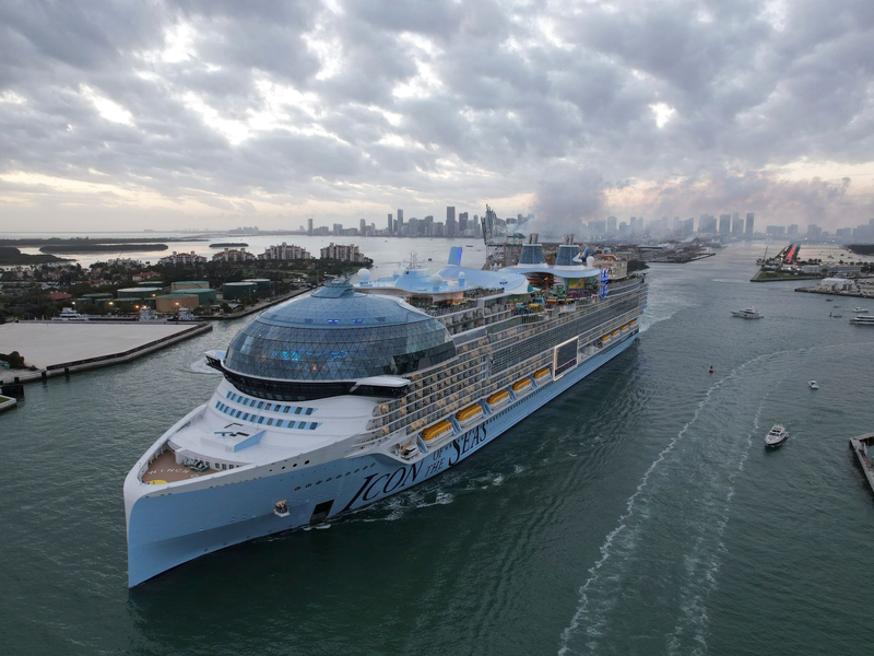 Die Icon of the Seas, das größte Kreuzfahrtschiff der Welt, verlässt den Hafen von Miami zu seiner ersten öffentlichen Kreuzfahrt, vorbei an Fisher Island und Miami Beach. - Foto: Rebecca Blackwell/AP