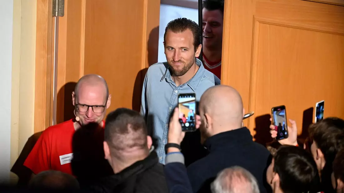 Bayern-Star Harry Kane besucht den Fanclub «Die Roten» in Kirchweidach. - Bild: -/Jens Niering/dpa