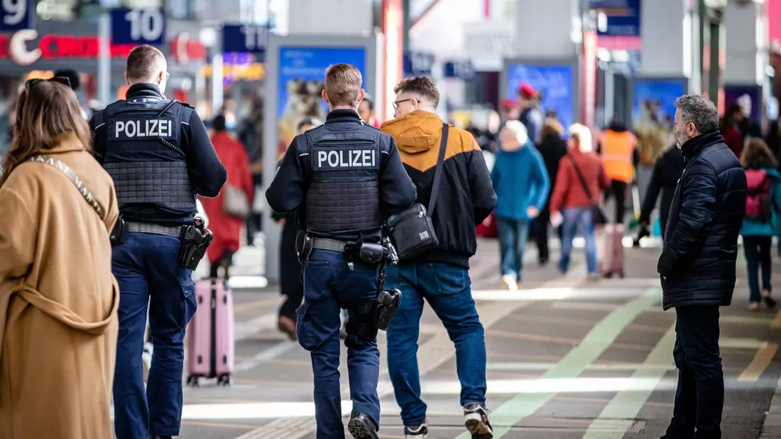 Der Bahnhof der baden-württembergischen Landeshauptstadt wurde von der Polizei komplett gesperrt und evakuiert. Mittlerweile ist der Hauptbahnhof wieder für Fahrgäste zugänglich. - Bild: Christoph Schmidt/dpa
