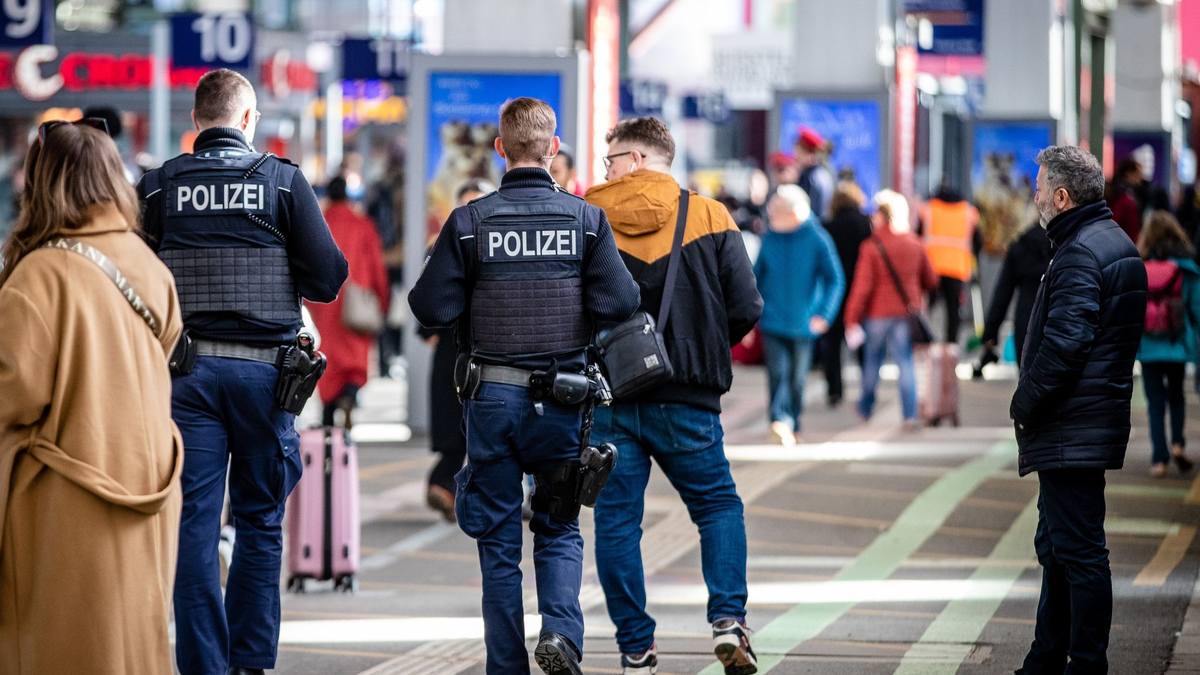 Der Bahnhof der baden-württembergischen Landeshauptstadt wurde von der Polizei komplett gesperrt und evakuiert. Mittlerweile ist der Hauptbahnhof wieder für Fahrgäste zugänglich. - Foto: Christoph Schmidt/dpa