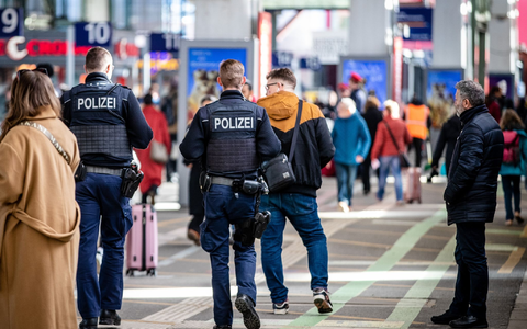 Der Bahnhof der baden-württembergischen Landeshauptstadt wurde von der Polizei komplett gesperrt und evakuiert. Mittlerweile ist der Hauptbahnhof wieder für Fahrgäste zugänglich. - Foto: Christoph Schmidt/dpa