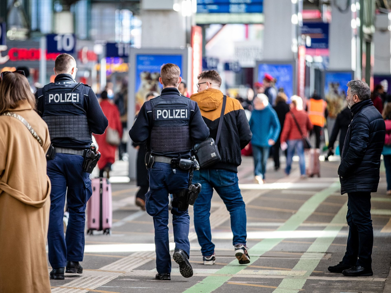 Der Bahnhof der baden-württembergischen Landeshauptstadt wurde von der Polizei komplett gesperrt und evakuiert. Mittlerweile ist der Hauptbahnhof wieder für Fahrgäste zugänglich. - Foto: Christoph Schmidt/dpa