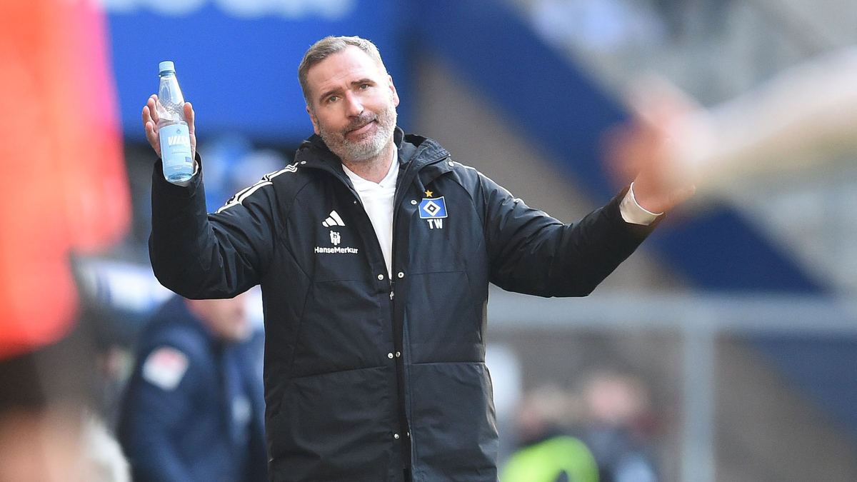 HSV-Trainer Tim Walter musste mit seinem Team eine Niederlage gegen den Karlsruher SC hinnehmen. - Foto: Carmen Jaspersen/dpa