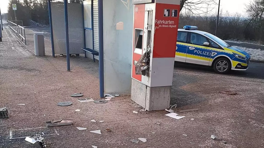 BPOLI EF: Angriff auf den Fahrausweisautomat am Bahnhof Silberhausen - Bild: presseportal.de