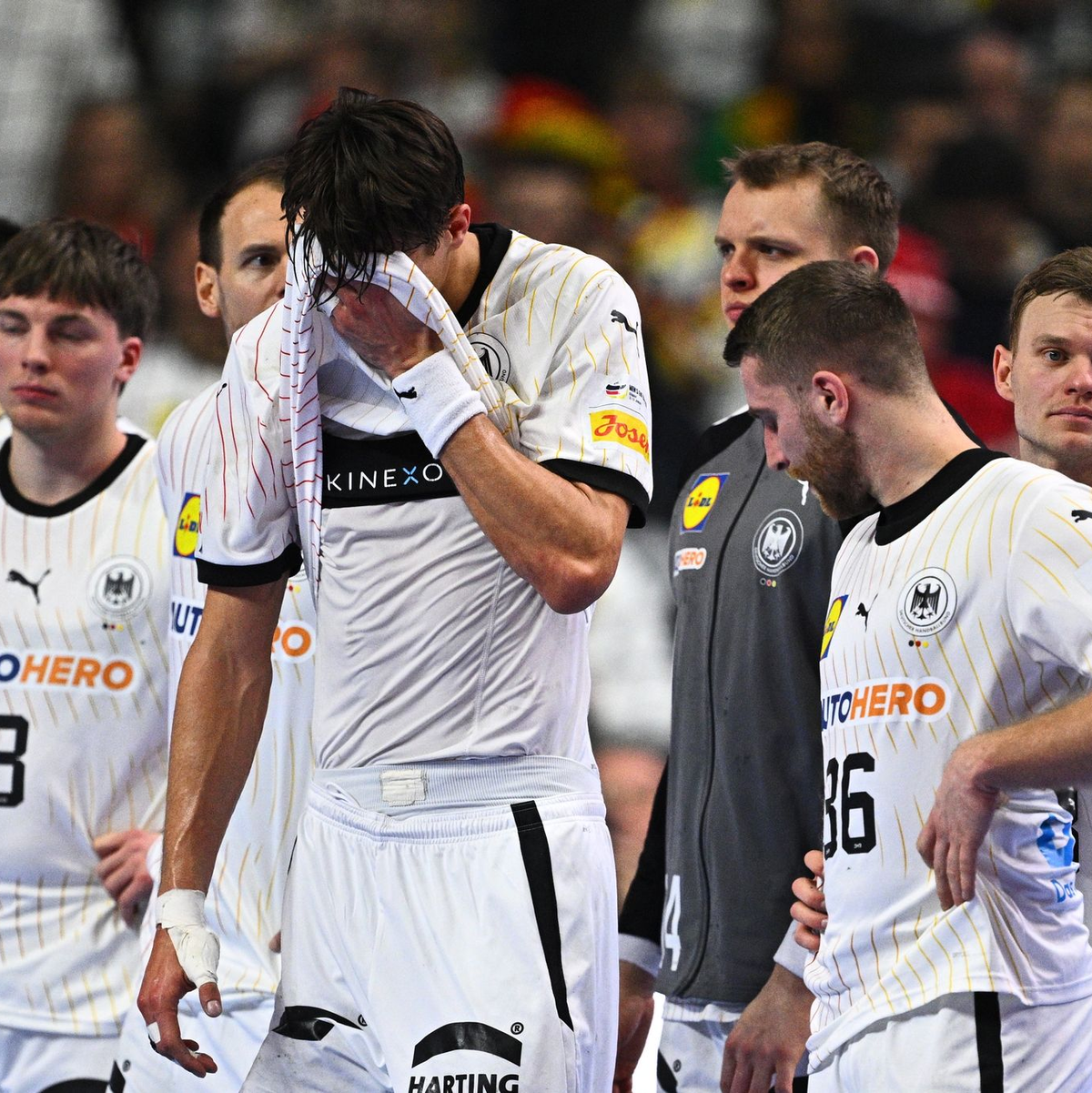 Die deutschen Spieler waren nach der Niederlage gegen Schweden enttäuscht. - Foto: Tom Weller/dpa