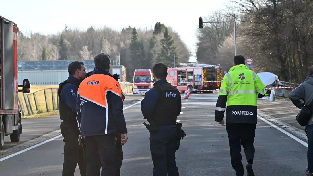 Rettungskräfte begutachten Absturzstelle des Kleinflugzeuges in der belgischen Stadt Spa. - Bild: Romain Rixhon/Belga/dpa