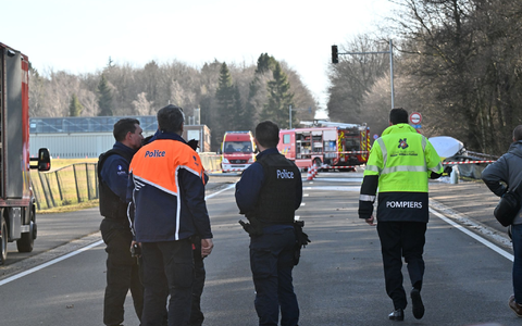 Rettungskräfte begutachten Absturzstelle des Kleinflugzeuges in der belgischen Stadt Spa. - Foto: Romain Rixhon/Belga/dpa