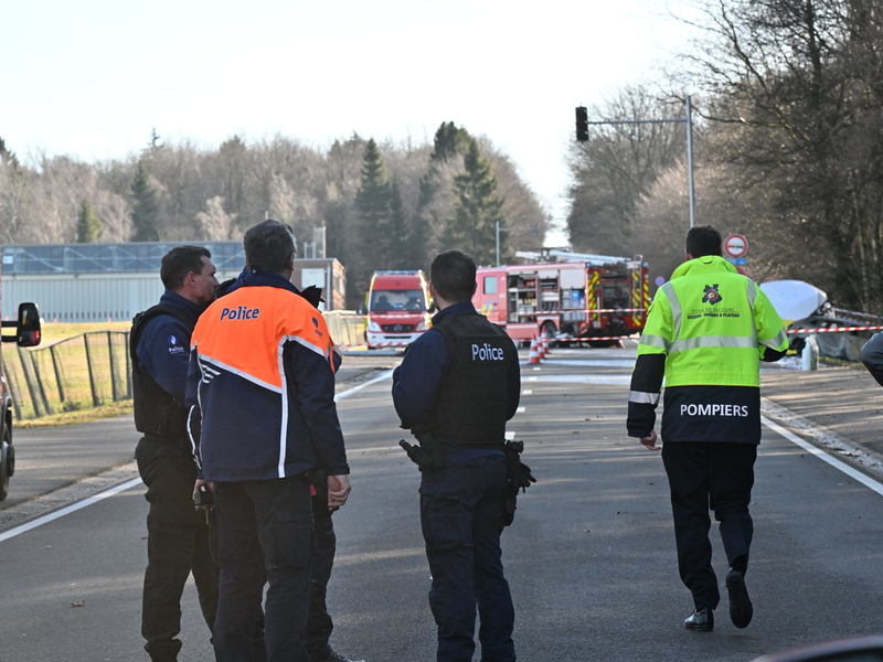 Rettungskräfte begutachten Absturzstelle des Kleinflugzeuges in der belgischen Stadt Spa. - Foto: Romain Rixhon/Belga/dpa