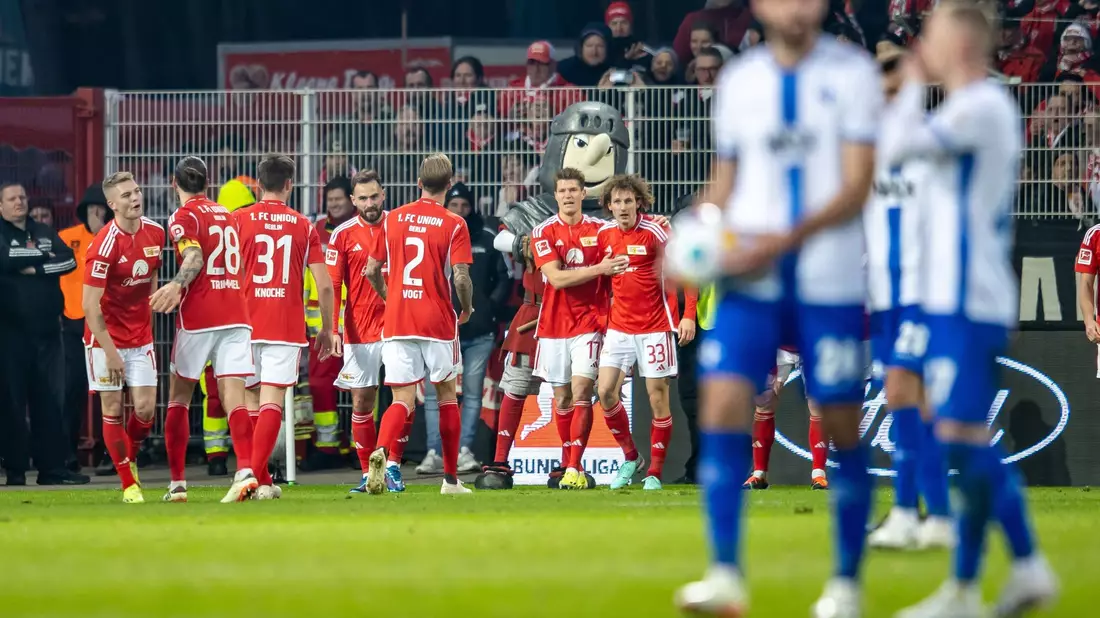 Die Union-Spieler feiern den Sieg gegen Darmstadt 98. - Bild: Andreas Gora/dpa