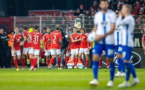 Die Union-Spieler feiern den Sieg gegen Darmstadt 98. - Foto: Andreas Gora/dpa