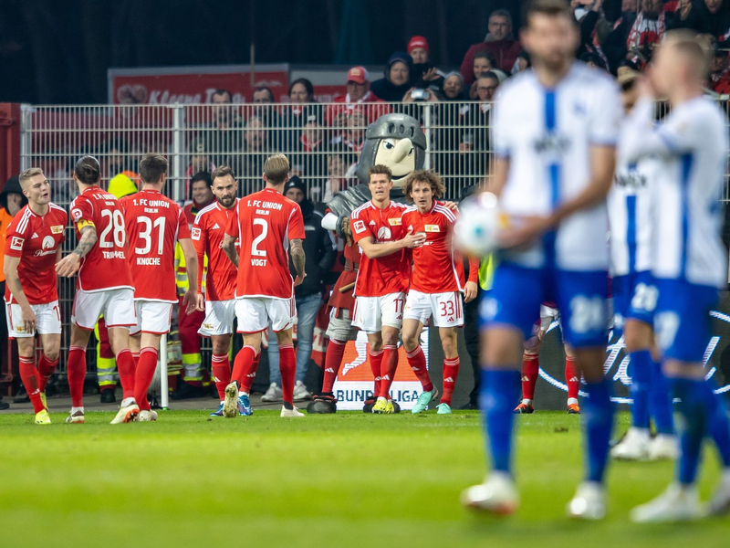 Die Union-Spieler feiern den Sieg gegen Darmstadt 98. - Foto: Andreas Gora/dpa