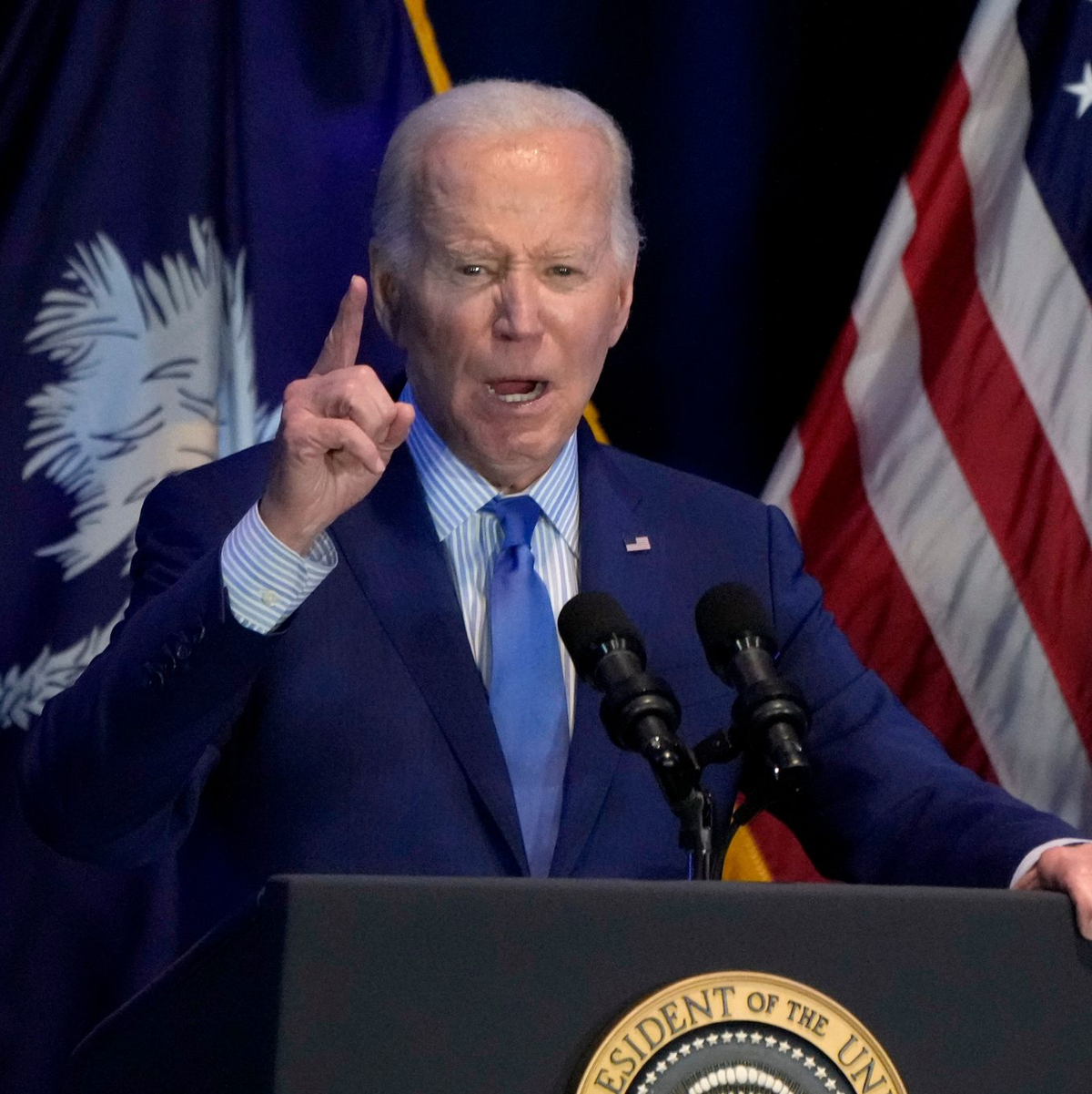US-Präsident Joe Biden gedenkt in einer Schweigeminute der drei getöteten amerikanischen Soldaten. - Foto: Jacquelyn Martin/AP