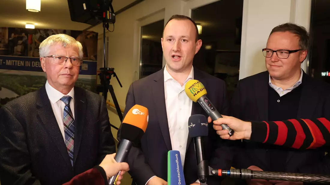 Thomas Fühmann (l-r, CDU), scheidender Landrat, Christian Herrgott (CDU), Wahlsieger, und Mario Voigt, CDU-Vorsitzender in Thüringen zeigen sich erleichtert nach der Bekanntgabe der Ergebnisse. - Bild: Bodo Schackow/dpa