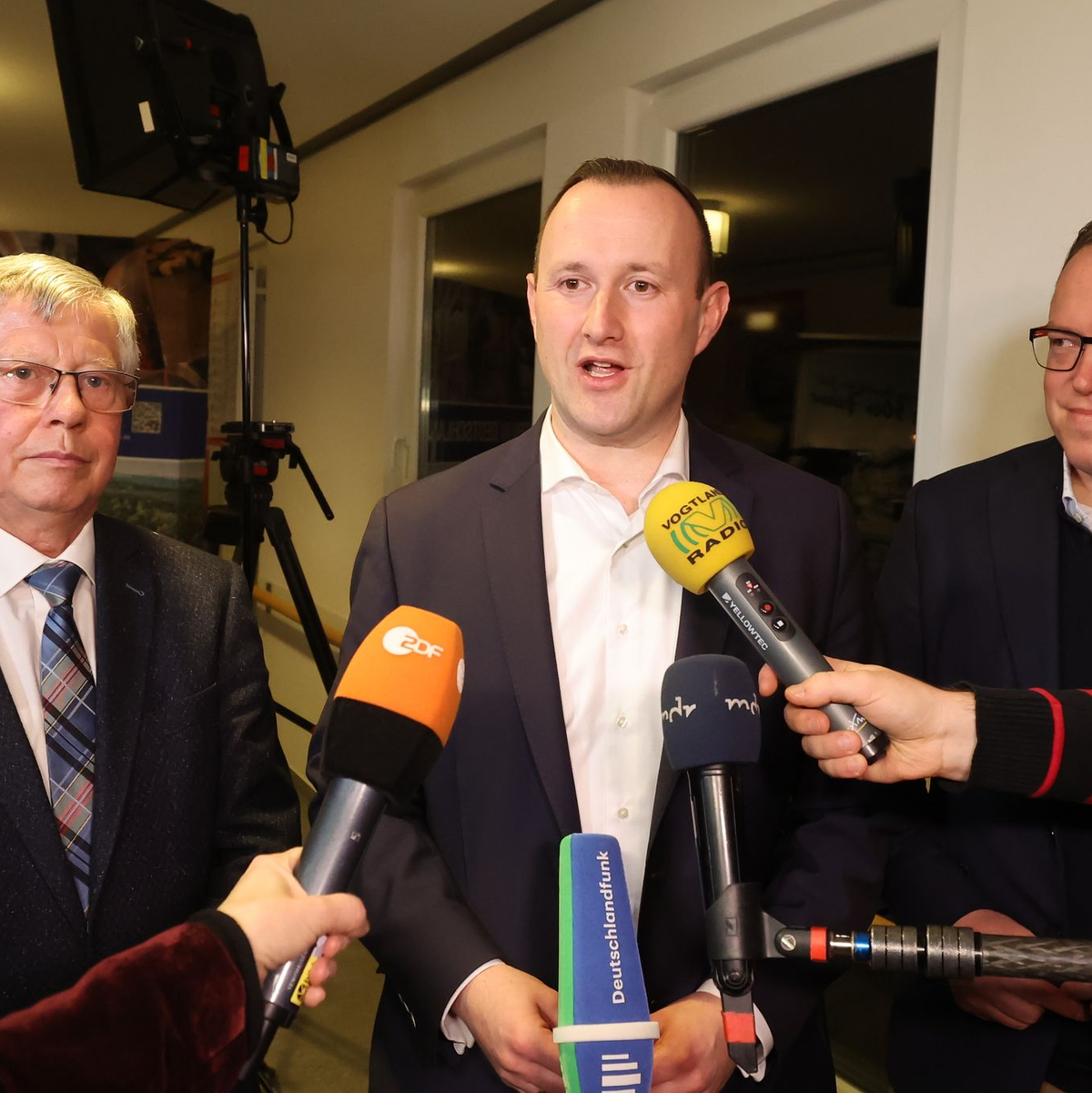 Thomas Fühmann (l-r, CDU), scheidender Landrat, Christian Herrgott (CDU), Wahlsieger, und Mario Voigt, CDU-Vorsitzender in Thüringen zeigen sich erleichtert nach der Bekanntgabe der Ergebnisse. - Foto: Bodo Schackow/dpa